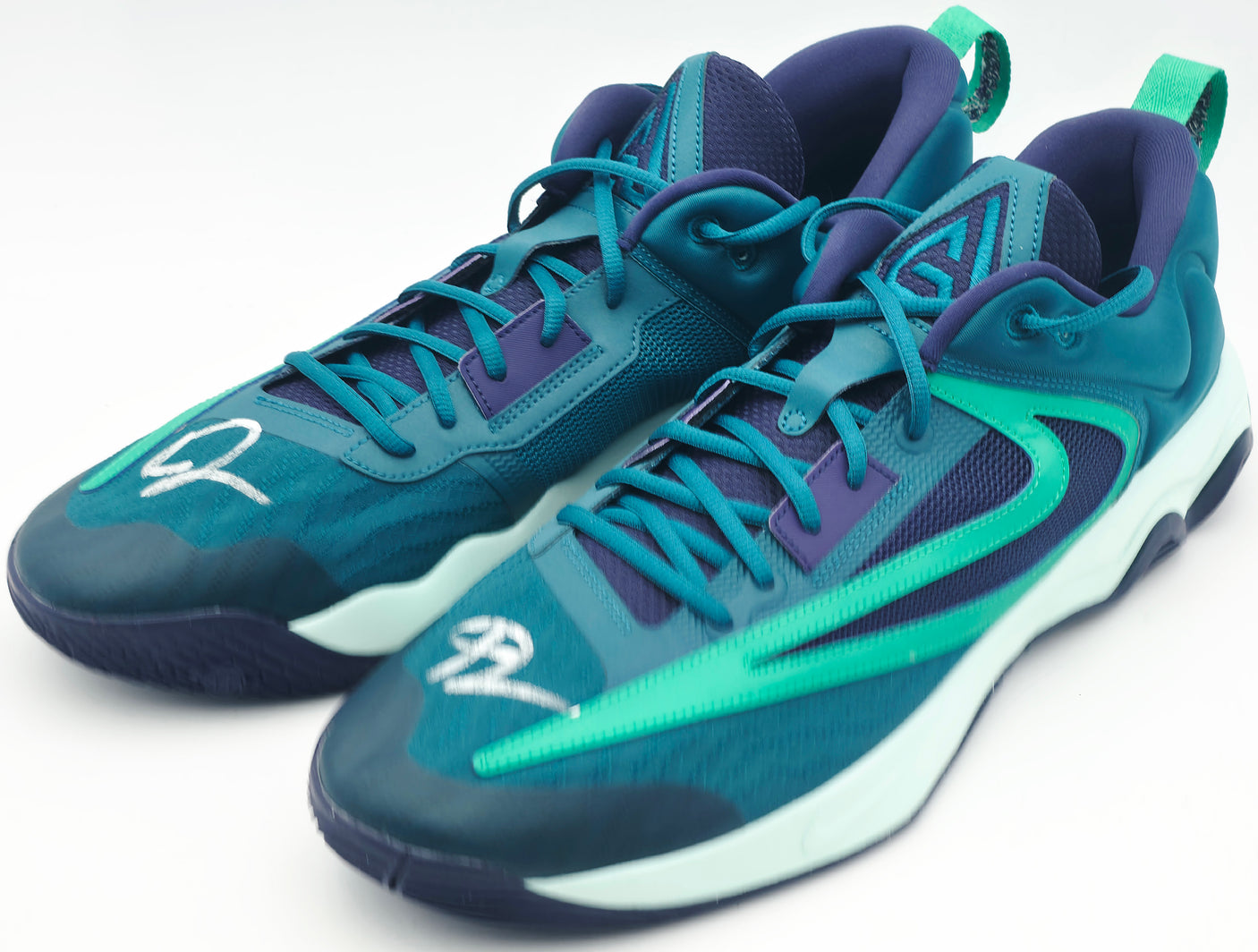 Giannis Antetokounmpo Autographed GEODETEAL/PURPLE Nike IMORTALITY 3 Shoes Milwaukee Bucks Size 17 (No Box) Beckett BAS Witness #3W396412 & #3W396413