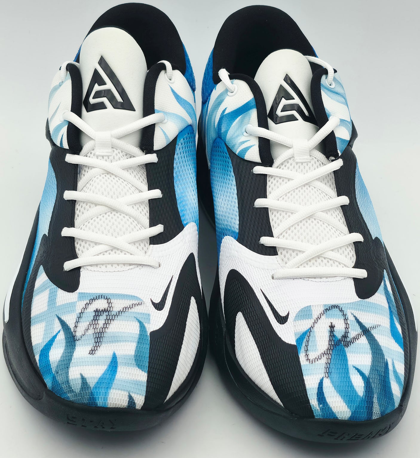 Giannis Antetokounmpo Autographed PHOTO BLUE/BLACK/WHITE Nike ZOOM FREAK 4 Shoes Milwaukee Bucks Size 17 (With Box) Beckett BAS Witness #3W396716 & #3W396717