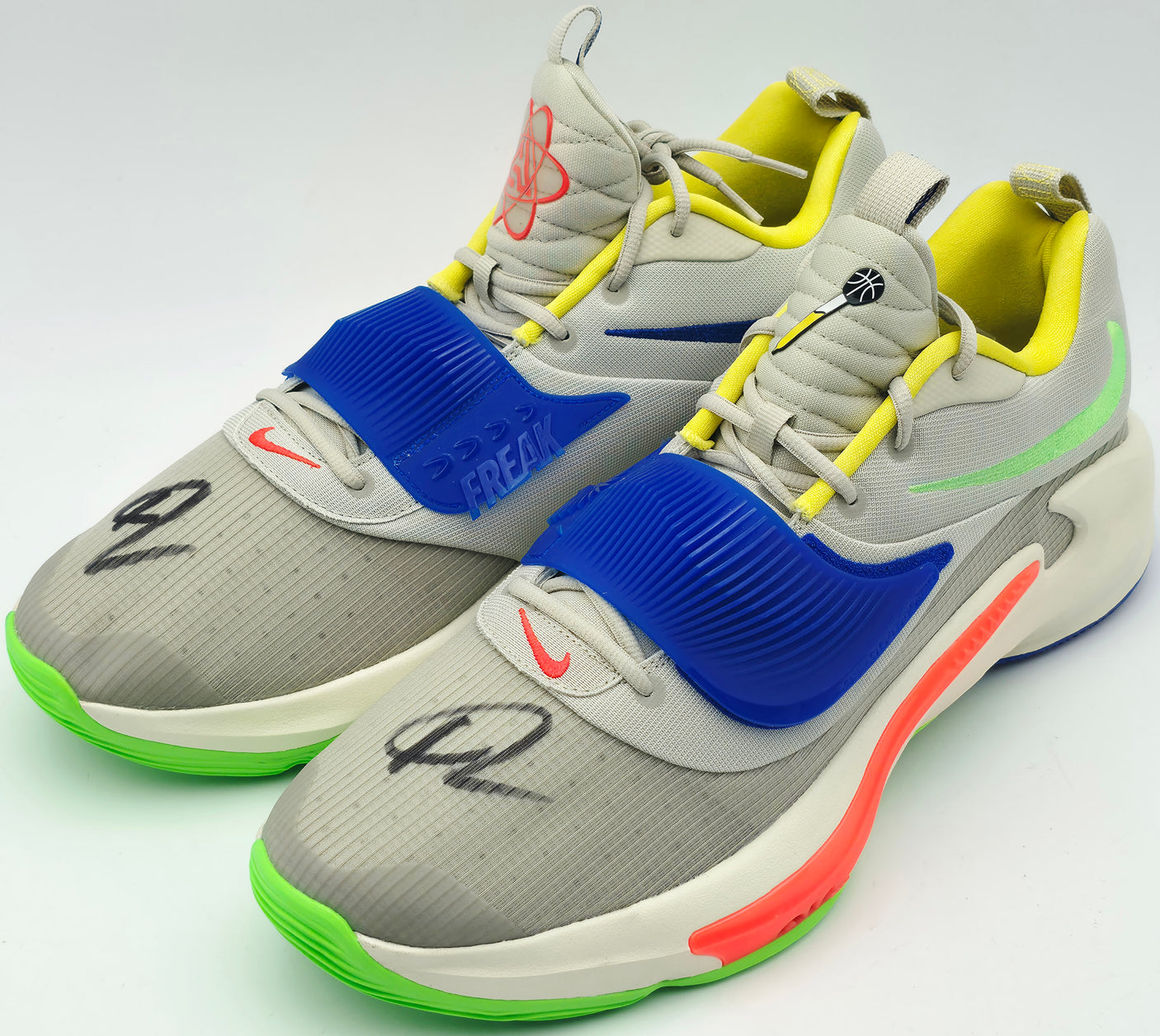 Giannis Antetokounmpo Autographed PRIMARY COLORS Nike ZOOM FREAK 3 Shoes Milwaukee Bucks Size 17 (No Box) Beckett BAS Witness #3W396895 & #3W396896