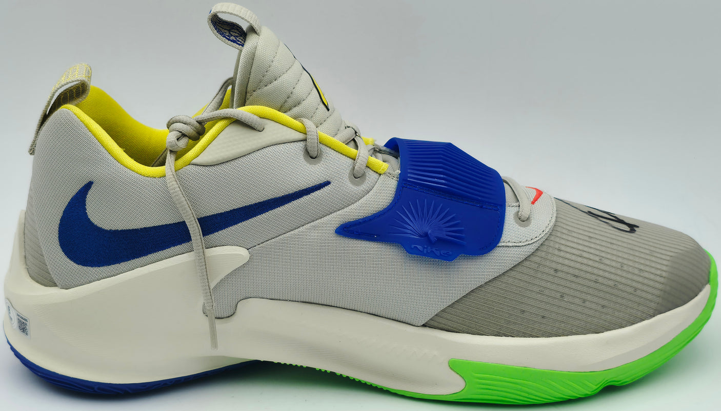 Giannis Antetokounmpo Autographed Primary Colors Nike ZOOM FREAK 3 Shoes Milwaukee Bucks Size 17 (No Box) Beckett BAS Witness #3W396895 & #3W396896