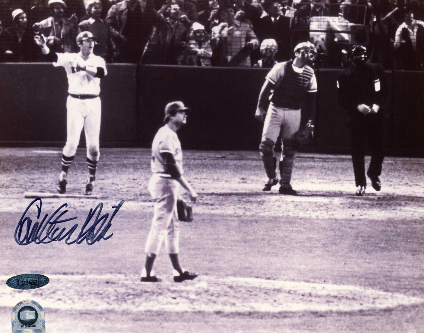 Carlton Fisk Autographed 8x10 Photo Boston Red Sox MLB Holo #MT00546670