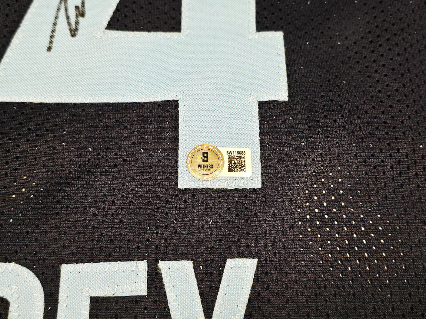 Memphis Grizzlies Zach Edey Autographed Blue Jersey Beckett BAS Witness Stock #249027