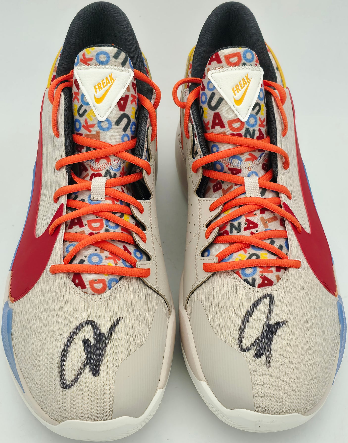 Giannis Antetokounmpo Autographed 2021 Player Exclusive (PE) Promo Desert Sand & Gym Nike Zoom Freak 2 Shoes Milwaukee Bucks Size 17 Beckett BAS Witness Stock #252593