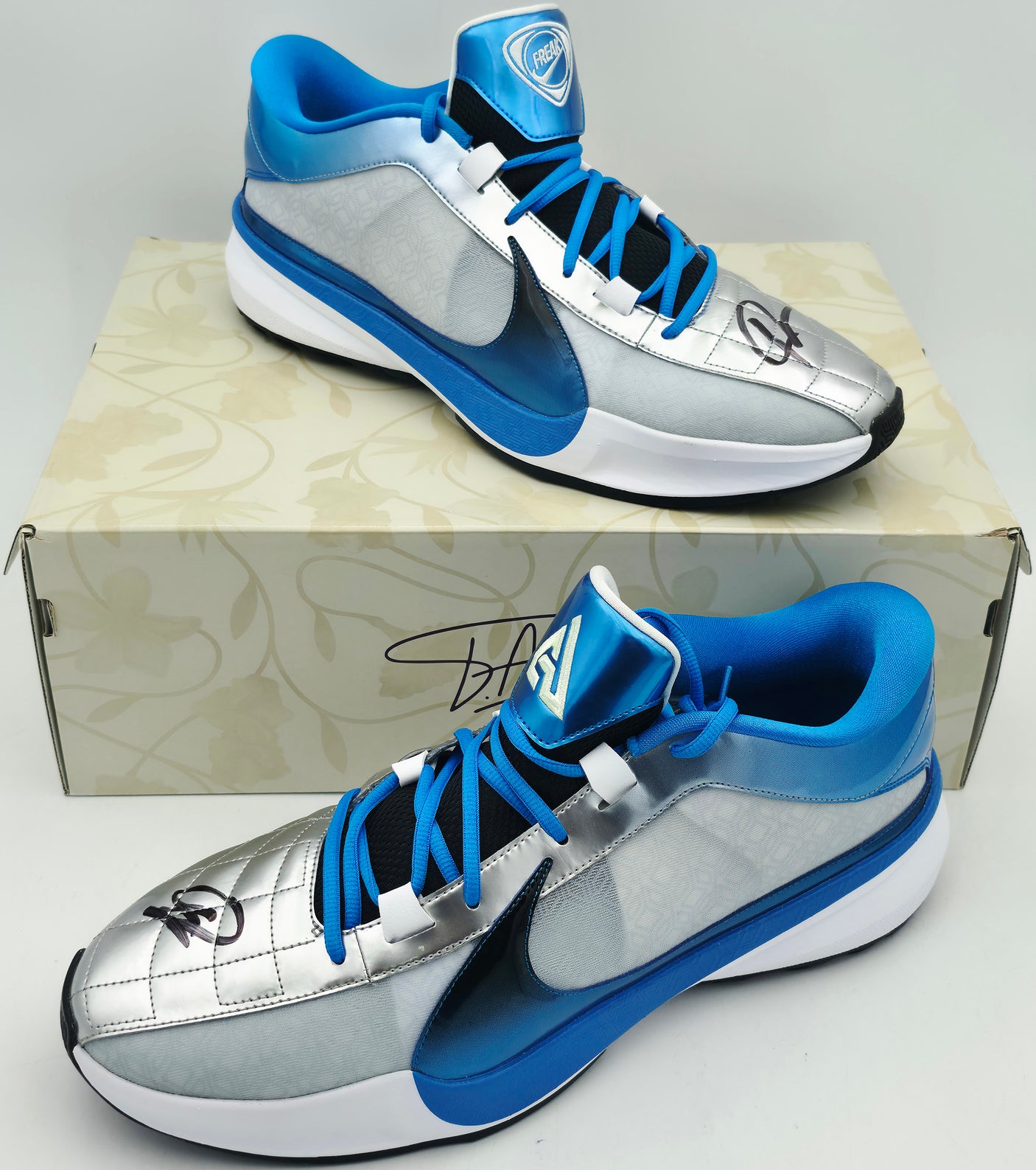 Giannis Antetokounmpo Autographed 2023 Player Exclusive (PE) Promo Phantom Blue/Black Metallic Nike Zoom Freak 5 Shoes Milwaukee Bucks Size 17 Beckett BAS Witness Stock #252699