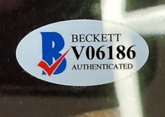 The Sugar Ray Leonard Signed Framed 8x10 Boxing Photo vs Roberto Duran by Sports Integrity features a Beckett sticker with a blue “B,” red check, and code “V06186” on a reflective surface.